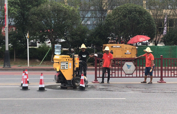 施工機(jī)械化，采用圓形井蓋切割機(jī)整治修復(fù)路面井蓋問(wèn)題