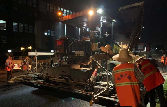 爭(zhēng)分奪秒，挑燈夜戰(zhàn)趕工期